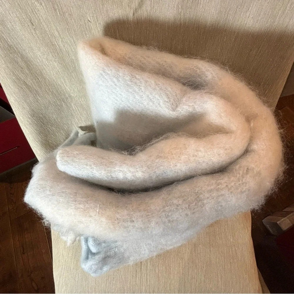 MADDEN  NEW YORK Super Soft Large Fringed Wrap Scarf NWOT - Picture 4 of 6